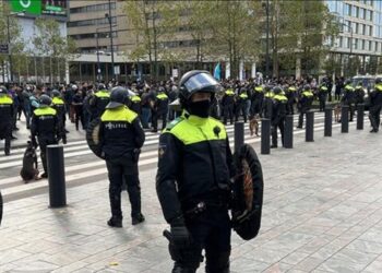 İsveç ve Hollanda’da Kuran’a yönelik protestolar: Yangın söndürme tüpü kullanarak müdahale edenler gözaltına alındı