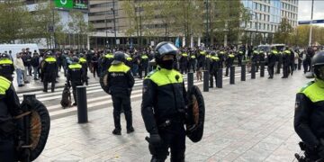 İsveç ve Hollanda’da Kuran’a yönelik protestolar: Yangın söndürme tüpü kullanarak müdahale edenler gözaltına alındı