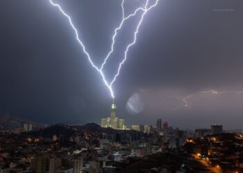 Mekke’de Kraliyet Saat Kulesi’ne çok sayıda yıldırım düştü