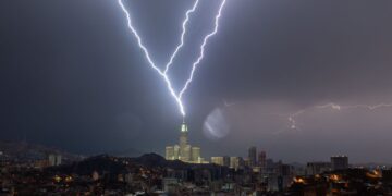 Mekke’de Kraliyet Saat Kulesi’ne çok sayıda yıldırım düştü