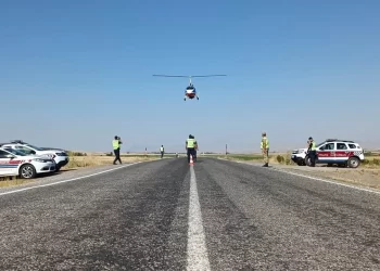 Muş’ta Cayrokopter ile havadan trafik denetimi