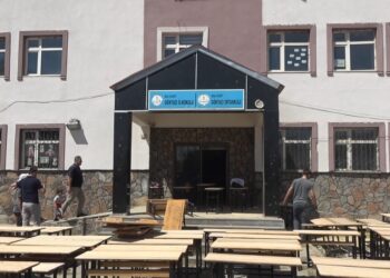 Muş’ta tatile gitmeyen öğretmenler okul sıralarını yeniledi