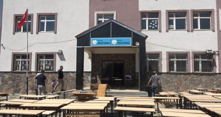 mus ta tatile gitmeyen ogretmenler okul siralarini yeniledi habermeydan