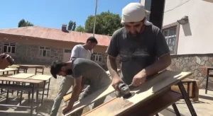 mus ta tatile gitmeyen ogretmenler okul siralarini yeniledi1 habermeydan
