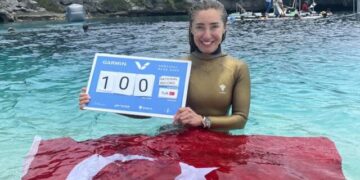 Şahika Ercümen Cumhuriyet’in 100. Yılında 100 Metre Dalış Rekoru Kırdı