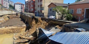 Sarıyer’de yol çöküntüsü: Komşu binalar tahliye edildi