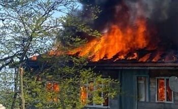 Sinop Ayancık’ta iki ahşap ev yanarak kullanılamaz hale geldi