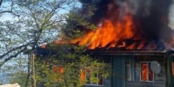 Sinop Ayancık’ta iki ahşap ev yanarak kullanılamaz hale geldi