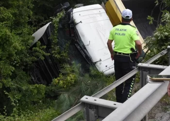 Sinop’ta kamyon devrildi!