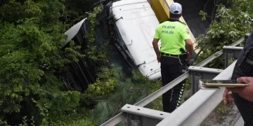 Sinop’ta kamyon devrildi!