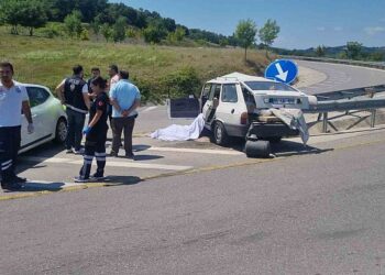 Sinop’ta refüje çarpan otomobilin sürücüsü hayatını kaybetti