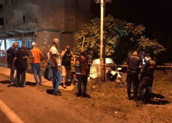 Sinop Türkeli’de otomobil duvara çarptı!