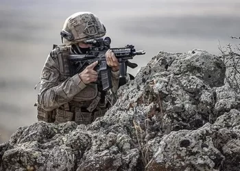 Sınırda 33 terör örgütü şüphelisi yakalandı