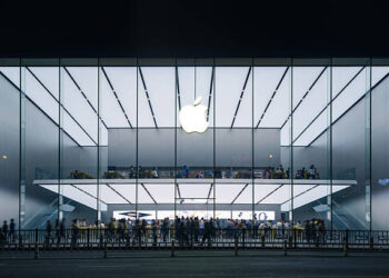 Türkiye’de bugün satışta! Apple mağazalarının önünde iPhone 15 kuyruğu