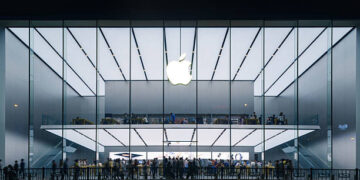 Türkiye’de bugün satışta! Apple mağazalarının önünde iPhone 15 kuyruğu