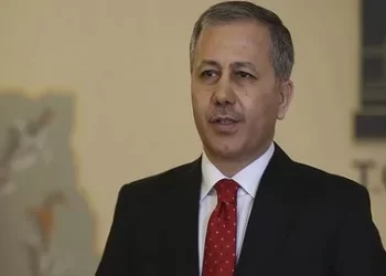 İçişleri Bakanı Yerlikaya Ankara Ulus’ta çarşı esnafını ziyaret etti