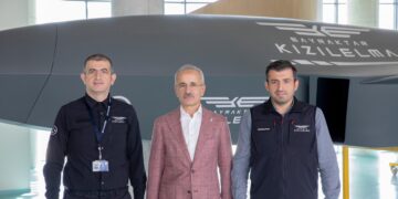 Bakan Uraloğlu Özdemir Bayraktar Milli Teknoloji Merkezi’ni ziyaret etti