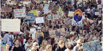 Almanya’da 13. Kez Yapılan Küresel İklim Grevine 250 Bin Kişi Katıldı!
