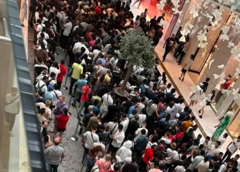 Dubai’de iPhone 15 serisinin çıkışı izdihama yol açtı