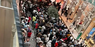 Dubai’de iPhone 15 serisinin çıkışı izdihama yol açtı