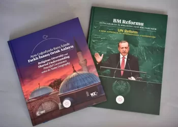 Cumhurbaşkanı Erdoğan, BM’deki liderlere iki kitap sunuyor