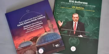 Cumhurbaşkanı Erdoğan, BM’deki liderlere iki kitap sunuyor