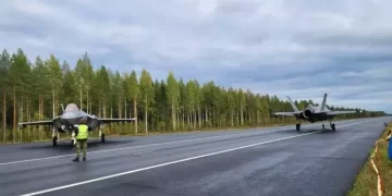 F-35A savaş uçakları otoyola iniş yaptı!