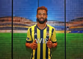 Fenerbahçe Nazım Sangare ile yollarını ayırdı!