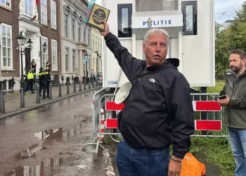 Hollanda’da ırkçı lider, Türkiye Büyükelçiliği önünde Kur’an-ı Kerim yırttı!