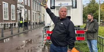 Hollanda’da ırkçı lider, Türkiye Büyükelçiliği önünde Kur’an-ı Kerim yırttı!