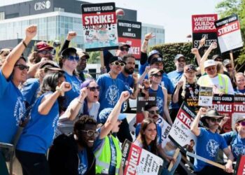 Hollywood’daki senaristler, tarihi grevlerini sonlandırmak için anlaşmaya vardı