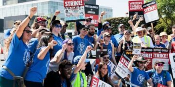 Hollywood’daki senaristler, tarihi grevlerini sonlandırmak için anlaşmaya vardı