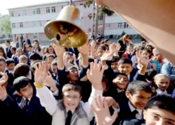 Milyonlarca öğrenci ve öğretmen için ilk ders zili çaldı