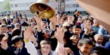 Milyonlarca öğrenci ve öğretmen için ilk ders zili çaldı