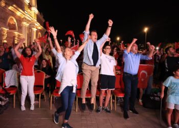 İstanbul’da Türk bayrakları ile şampiyonluk kutlaması