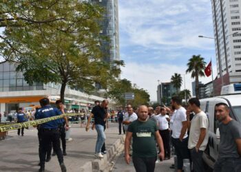İzmir Adliyesi önünde silahlı çatışma: Ölü ve yaralananlar bulunuyor