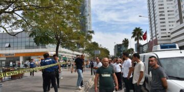 İzmir Adliyesi önünde silahlı çatışma: Ölü ve yaralananlar bulunuyor