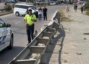 Sinop’ta hafif ticari araç bariyerlere çarptı