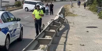 Sinop’ta hafif ticari araç bariyerlere çarptı