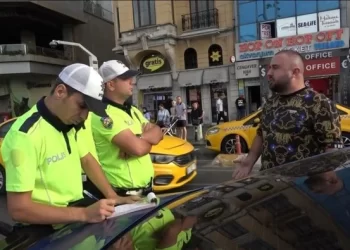 Taksim’de aşırı ses çıkaran egzoz nedeniyle ceza alan sürücü, polisi sinirlendirdi