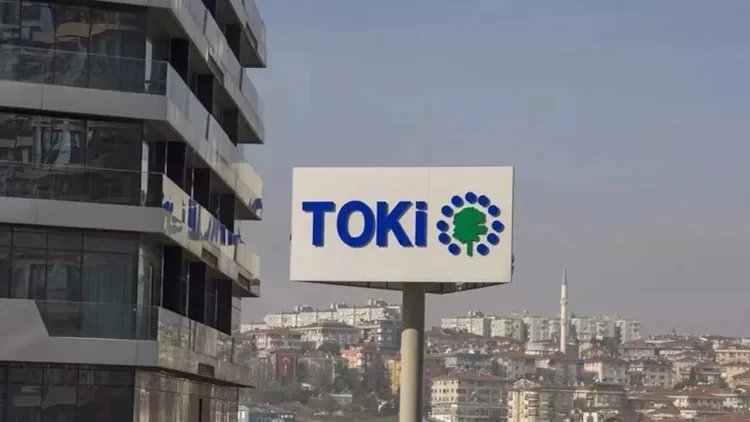 Çevre, Şehircilik ve İklim Değişikliği Bakanlığı’na bağlı Toplu Konut İdaresi Başkanlığı (TOKİ), vatandaşlardan gelen yoğun talep üzerine geri ödemeleri devam eden konut ve iş yerleri için “Yüzde 25 İndirim Kampanyası” düzenliyor.

Borcunu peşin ödeyip tapusunu hemen almak isteyen alıcılar, yüzde 25 indirimden faydalanabilecek. Kampanyadan yararlanmak isteyenler, 22 Eylül – 17 Ekim 2025 tarihleri arasında ilgili bankaya başvuruda bulunabilecek. Bu tarihten sonra yapılan ödemelerde indirim uygulanmayacak.

Kısmi ödeme imkânı
Kampanyadan tüm borcunu kapatamayacak vatandaşlar da yararlanabilecek. Borcun tamamını kapatamayanlar, borç bakiyesinin en az yüzde 25’ini peşin ödeyerek indirimden kısmi olarak faydalanabilecek.

Katılım şartları

Başvuru tarihine kadar taksit ödemelerini yapmış olmak ve geriye dönük taksit veya emlak vergisi borcunun bulunmaması gerekiyor.

Kampanya, TOKİ tarafından 2024 Haziran ayı sonuna kadar satışları yapılan ve geri ödeme taksitleri en geç aynı tarihte başlamış konut ve iş yerlerini kapsıyor.

Taksit sayısı 12 ay ve daha az kalan alıcılar kampanyadan yararlanamayacak.

Kat mülkiyeti oluşmuş projelerde, alıcıların banka başvurusunda Site Yönetiminden alacakları “borcu yoktur” belgesi ve ilgili belediyeden emlak beyan değerini gösterir belgeyi sunması gerekiyor.

Kampanyadan faydalanacak alıcılar, sözleşme imzalanan aracı bankalardan konut kredisi de kullanabilecek.

Çevre, Şehircilik ve İklim Değişikliği Bakanı Murat Kurum da sosyal medya hesabından kampanyayı duyurdu.