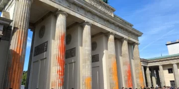 Brandenburg Kapısı, Berlin’de iklim aktivistleri tarafından boyandı