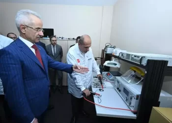 Bakan Uraloğlu, cep telefonlarının dayanıklılık testlerini gözden geçirdi