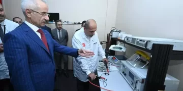 Bakan Uraloğlu, cep telefonlarının dayanıklılık testlerini gözden geçirdi
