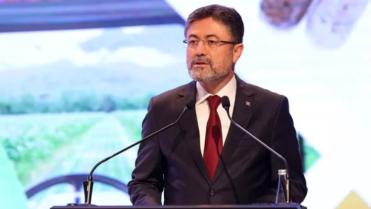 Tarım ve Orman Bakanı İbrahim Yumaklı, IPARD 3 Programı'nın üçüncü başvuru çağrısı kapsamında 329 projeye toplam 3,6 milyar lira hibe desteği verileceğini duyurdu.