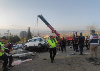 Gaziantep’te freni patlayan kamyon yoldaki araçlara çarptı