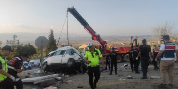Gaziantep’te freni patlayan kamyon yoldaki araçlara çarptı