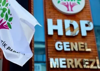HDP İzmir İl eş başkanları ve Buca İlçe Başkanı gözaltında HDP İzmir İl eş başkanları ve Buca İlçe Başkanı gözaltında