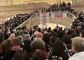 ABD’li Yahudilerden oturma protestosu! Gazze’de ateşkes istediler