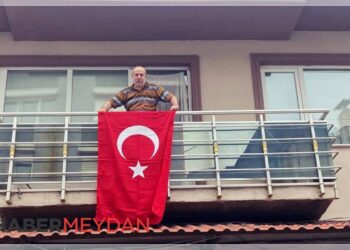 “As Bayrakları Adam”, Cumhuriyet’in 100. Yılı İçin Yeniden Balkonda!